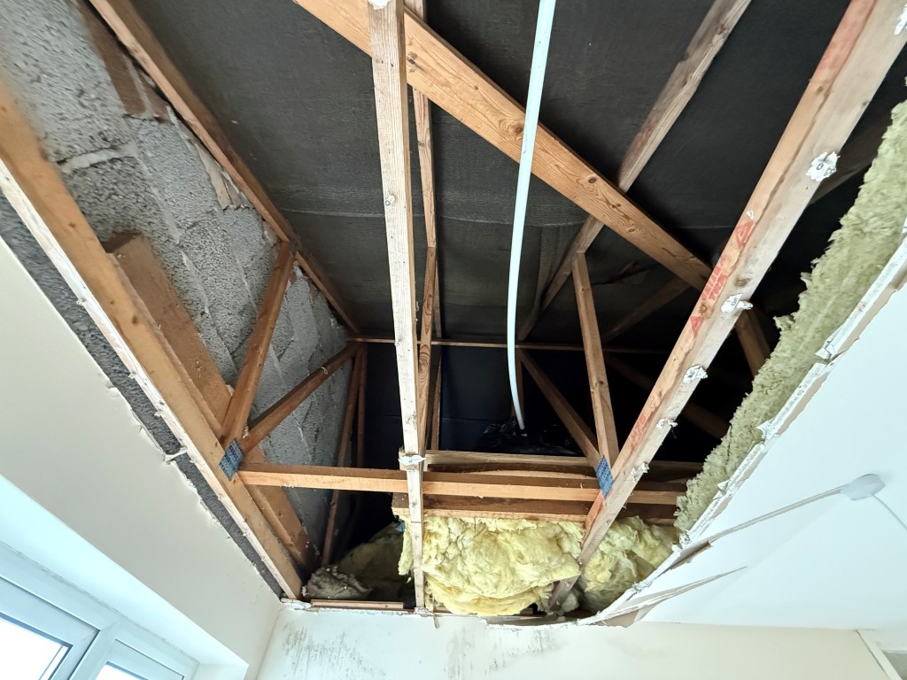 Lot: 114 - THREE-BEDROOM HOUSE FOR IMPROVEMENT AND REPAIR - Ceiling damage in bedroom one